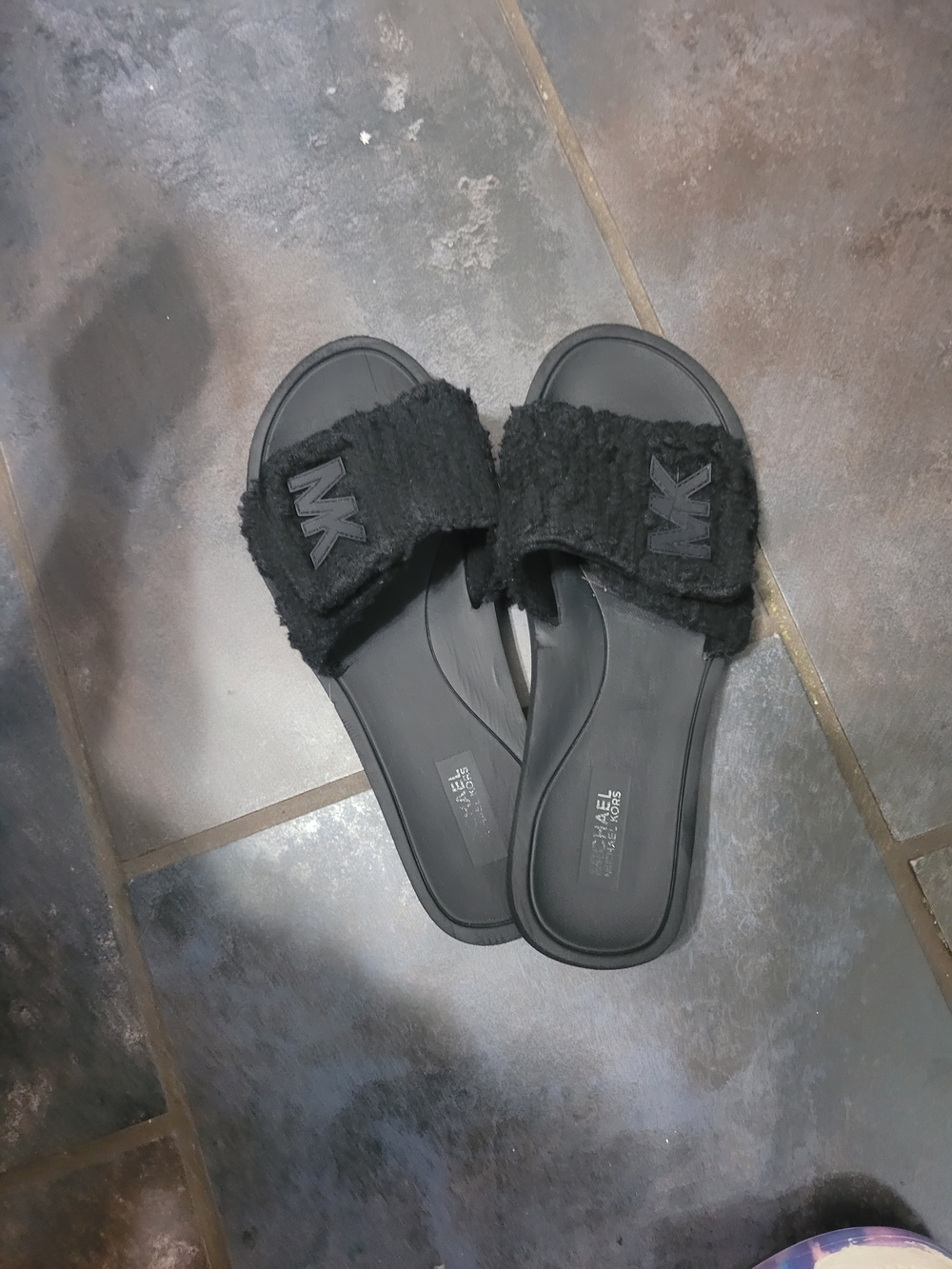 Michael Kors Black Sherpa Shearling Logo Slide Sandals Size 8 Women - Picture 4 of 4